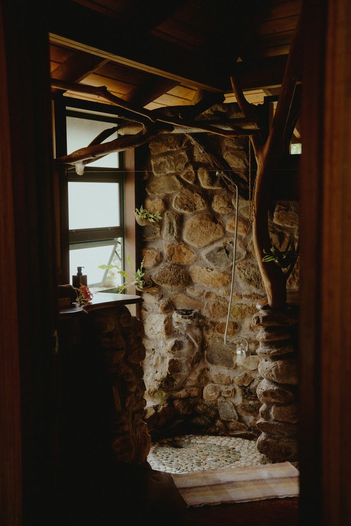 Salle de bain en galets et bois, Village Temanoha, Moorea