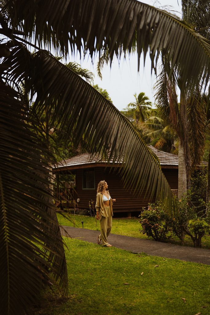 Allée entre les bungalows du village Temanoha, Moorea